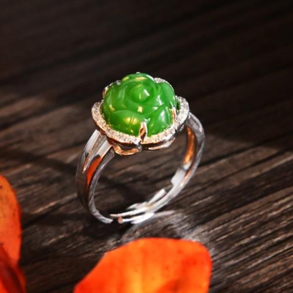 Nhẫn Cẩm Thạch Lục Điêu Khắc Hình Hoa Hồng